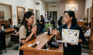 Foto ilustrasi menggambarkan seorang perempuan mantan pekerja salon di Tanjungpinang yang memohon pengembalian ijazah kepada oknum pemilik salon tempat ia pernah bekerja. Kasus dugaan penahanan ijazah tersebut kini menjadi sorotan dan dilaporkan kepada pihak kepolisian. (F/Potensi.News)