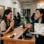 Foto ilustrasi menggambarkan seorang perempuan mantan pekerja salon di Tanjungpinang yang memohon pengembalian ijazah kepada oknum pemilik salon tempat ia pernah bekerja. Kasus dugaan penahanan ijazah tersebut kini menjadi sorotan dan dilaporkan kepada pihak kepolisian. (F/Potensi.News)