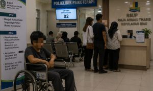 Seorang pasien disabilitas menunggu antrean layanan psikoterapi di RSUP Raja Ahmad Thabib, Kepulauan Riau. Akses dan perhatian terhadap kebutuhan pasien disabilitas menjadi bagian penting dalam penyelenggaraan layanan kesehatan yang inklusif. (Foto: Dok./Ilustrasi)