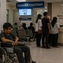 Seorang pasien disabilitas menunggu antrean layanan psikoterapi di RSUP Raja Ahmad Thabib, Kepulauan Riau. Akses dan perhatian terhadap kebutuhan pasien disabilitas menjadi bagian penting dalam penyelenggaraan layanan kesehatan yang inklusif. (Foto: Dok./Ilustrasi)