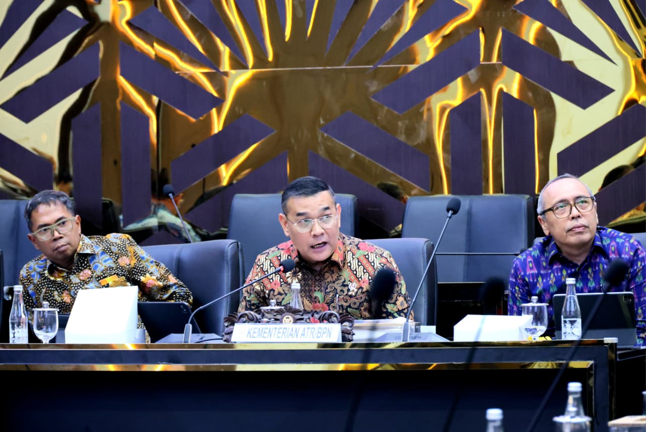 Wamen ATR/Waka BPN Ossy Dermawan menyampaikan usulan penerapan konsep One Land Tenure System dan One Spatial Planning Policy dalam revisi UU Kehutanan saat rapat kerja bersama Baleg DPR RI di Jakarta, Senin (15/6/2026). Foto: ATR/BPN.