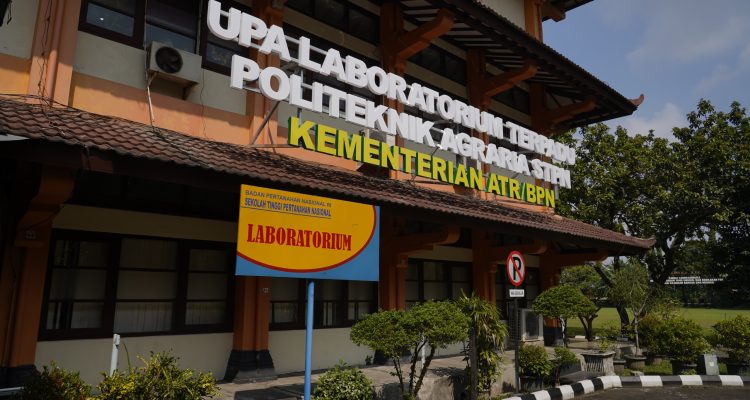 Bagi siswa yang memiliki minat di bidang agraria, pertanahan, dan tata ruang, Politeknik Agraria Sekolah Tinggi Pertanahan Nasional (STPN) dapat menjadi salah satu pilihan untuk melanjutkan pendidikan tinggi. Perguruan tinggi di bawah naungan Kementerian Agraria dan Tata Ruang/Badan Pertanahan Nasional (ATR/BPN) ini menawarkan empat program studi yang dirancang untuk memenuhi kebutuhan sumber daya manusia profesional di bidang pertanahan, pengukuran dan pemetaan, tata ruang, serta pengelolaan administrasi pertanahan. (Foto: Humas ATR/BPN)