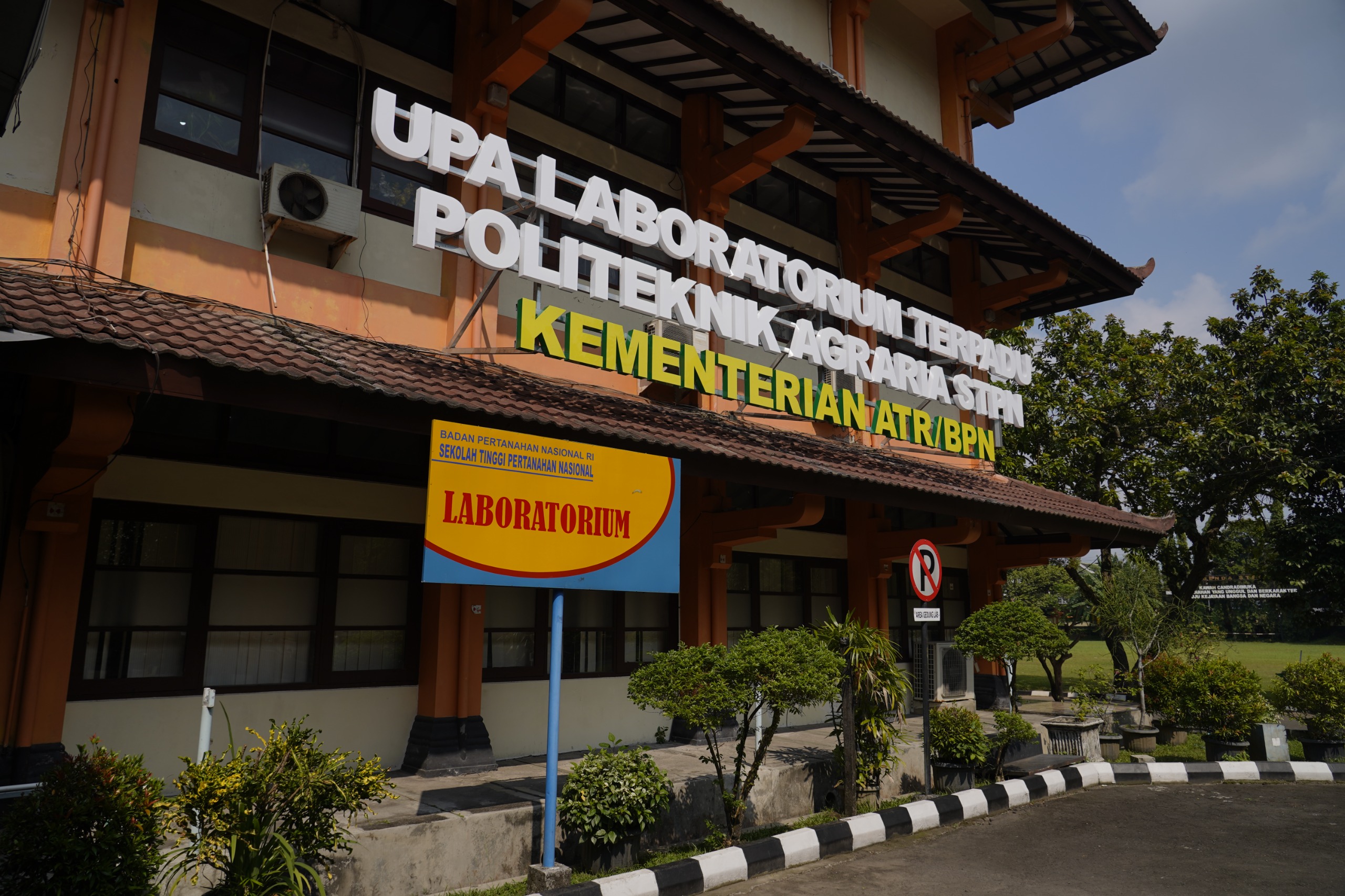 Bagi siswa yang memiliki minat di bidang agraria, pertanahan, dan tata ruang, Politeknik Agraria Sekolah Tinggi Pertanahan Nasional (STPN) dapat menjadi salah satu pilihan untuk melanjutkan pendidikan tinggi. Perguruan tinggi di bawah naungan Kementerian Agraria dan Tata Ruang/Badan Pertanahan Nasional (ATR/BPN) ini menawarkan empat program studi yang dirancang untuk memenuhi kebutuhan sumber daya manusia profesional di bidang pertanahan, pengukuran dan pemetaan, tata ruang, serta pengelolaan administrasi pertanahan. (Foto: Humas ATR/BPN)