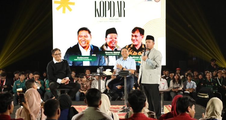 Menteri Agraria dan Tata Ruang/Kepala Badan Pertanahan Nasional (ATR/BPN), Nusron Wahid, S.S., M.Si., menjadi salah satu pembicara dalam kegiatan KOPDAR Bareng Mas Dar bertajuk Pancasila Pemersatu Bangsa Indonesia yang diselenggarakan oleh Total Politik di Auditorium Joglo GIK, Universitas Gadjah Mada, Yogyakarta, Senin (15/06/2026). Foto: ATR/BPN.