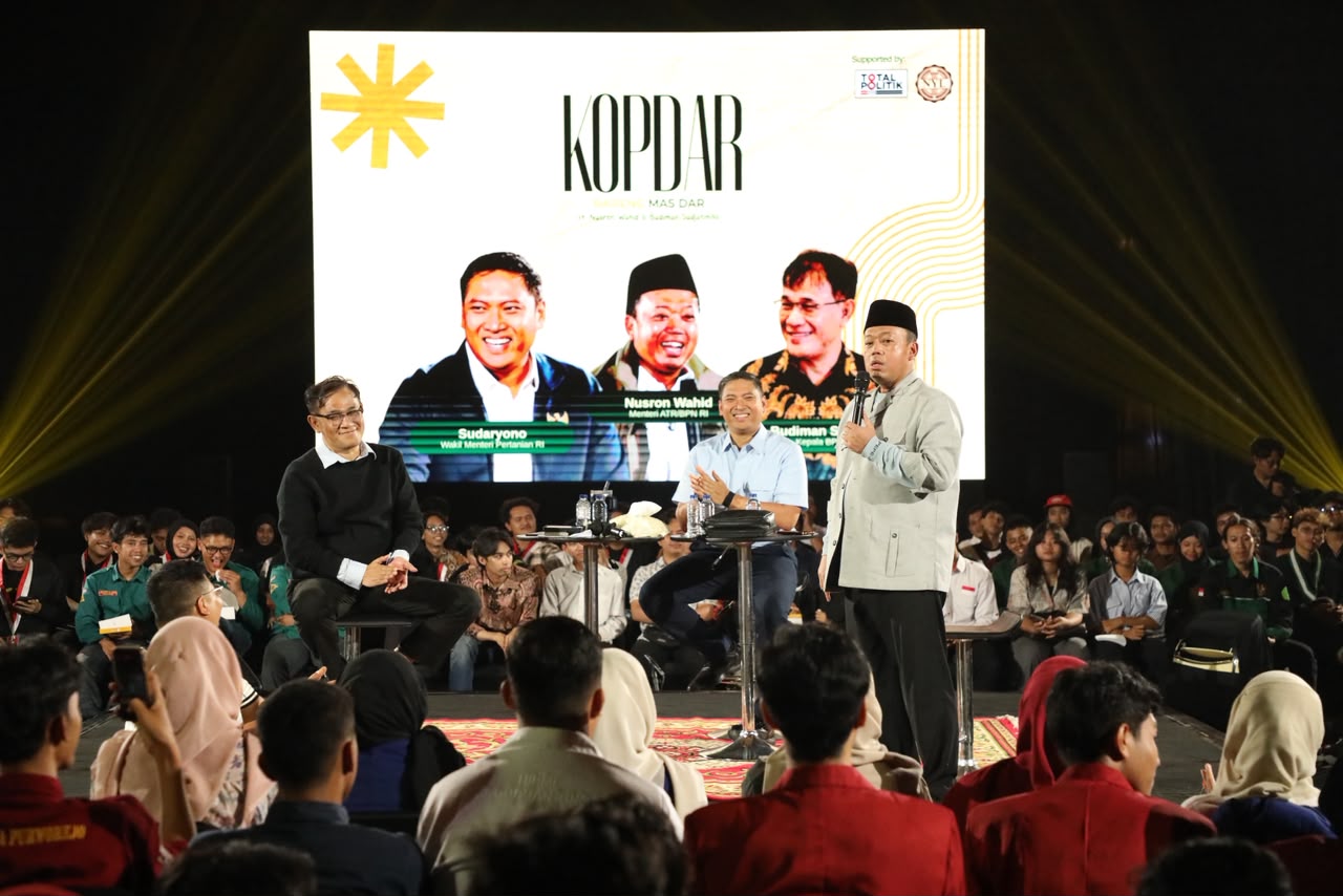 Menteri Agraria dan Tata Ruang/Kepala Badan Pertanahan Nasional (ATR/BPN), Nusron Wahid, S.S., M.Si., menjadi salah satu pembicara dalam kegiatan KOPDAR Bareng Mas Dar bertajuk Pancasila Pemersatu Bangsa Indonesia yang diselenggarakan oleh Total Politik di Auditorium Joglo GIK, Universitas Gadjah Mada, Yogyakarta, Senin (15/06/2026). Foto: ATR/BPN.