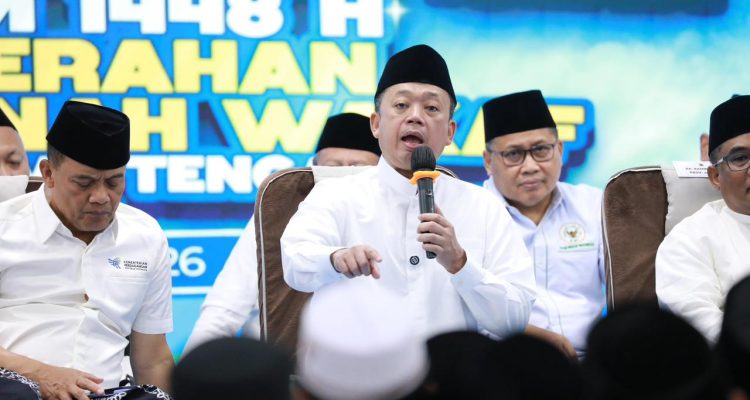 Menteri Agraria dan Tata Ruang/Kepala Badan Pertanahan Nasional (ATR/BPN), Nusron Wahid menyampaikan tausiyah dalam Peringatan Tahun Baru Islam 1 Muharam 1448 H sekaligus menyerahkan sertipikat tanah wakaf pada kegiatan yang berlangsung di Gedung Gradhika Bhakti Praja, Kantor Gubernur Jawa Tengah, Selasa (16/06/2026). Foto: ATR/BPN.