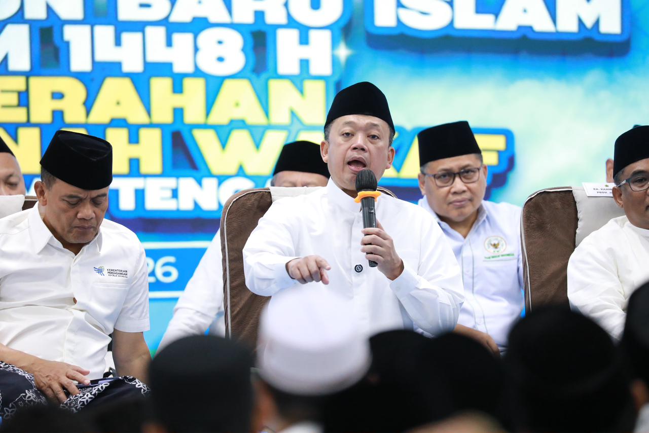 Menteri Agraria dan Tata Ruang/Kepala Badan Pertanahan Nasional (ATR/BPN), Nusron Wahid menyampaikan tausiyah dalam Peringatan Tahun Baru Islam 1 Muharam 1448 H sekaligus menyerahkan sertipikat tanah wakaf pada kegiatan yang berlangsung di Gedung Gradhika Bhakti Praja, Kantor Gubernur Jawa Tengah, Selasa (16/06/2026). Foto: ATR/BPN.
