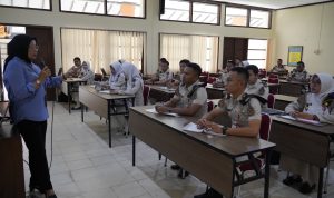 Sejumlah generasi muda asal Papua memilih menempuh pendidikan di Politeknik Agraria STPN, perguruan tinggi kedinasan di bawah Kementerian ATR/BPN, sebagai bekal untuk berkontribusi dalam pembangunan daerah asal. Dengan mempelajari bidang pertanahan dan tata ruang, mereka berharap dapat mengaplikasikan ilmu dan keterampilan yang diperoleh guna mendukung pengelolaan agraria serta pembangunan berkelanjutan di Papua. Foto: ATR/BPN. Sejumlah generasi muda asal Papua memilih menempuh pendidikan di Politeknik Agraria STPN, perguruan tinggi kedinasan di bawah Kementerian ATR/BPN, sebagai bekal untuk berkontribusi dalam pembangunan daerah asal. Dengan mempelajari bidang pertanahan dan tata ruang, mereka berharap dapat mengaplikasikan ilmu dan keterampilan yang diperoleh guna mendukung pengelolaan agraria serta pembangunan berkelanjutan di Papua. Foto: ATR/BPN.