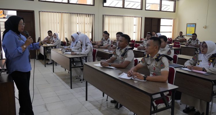 Sejumlah generasi muda asal Papua memilih menempuh pendidikan di Politeknik Agraria STPN, perguruan tinggi kedinasan di bawah Kementerian ATR/BPN, sebagai bekal untuk berkontribusi dalam pembangunan daerah asal. Dengan mempelajari bidang pertanahan dan tata ruang, mereka berharap dapat mengaplikasikan ilmu dan keterampilan yang diperoleh guna mendukung pengelolaan agraria serta pembangunan berkelanjutan di Papua. Foto: ATR/BPN.