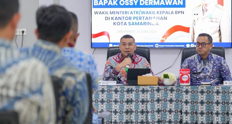 Ossy Dermawan menegaskan pentingnya peran seluruh jajaran Kantor Wilayah (Kanwil) Kementerian Agraria dan Tata Ruang/Badan Pertanahan Nasional Provinsi Kalimantan Timur dalam mendukung pembangunan serta investasi di daerah tersebut, khususnya di sektor pertanahan dan tata ruang. Ia menekankan bahwa sinergi dan kinerja yang optimal dari BPN daerah menjadi kunci dalam memperlancar agenda pembangunan di Kalimantan Timur. Foto: ATR/BPN