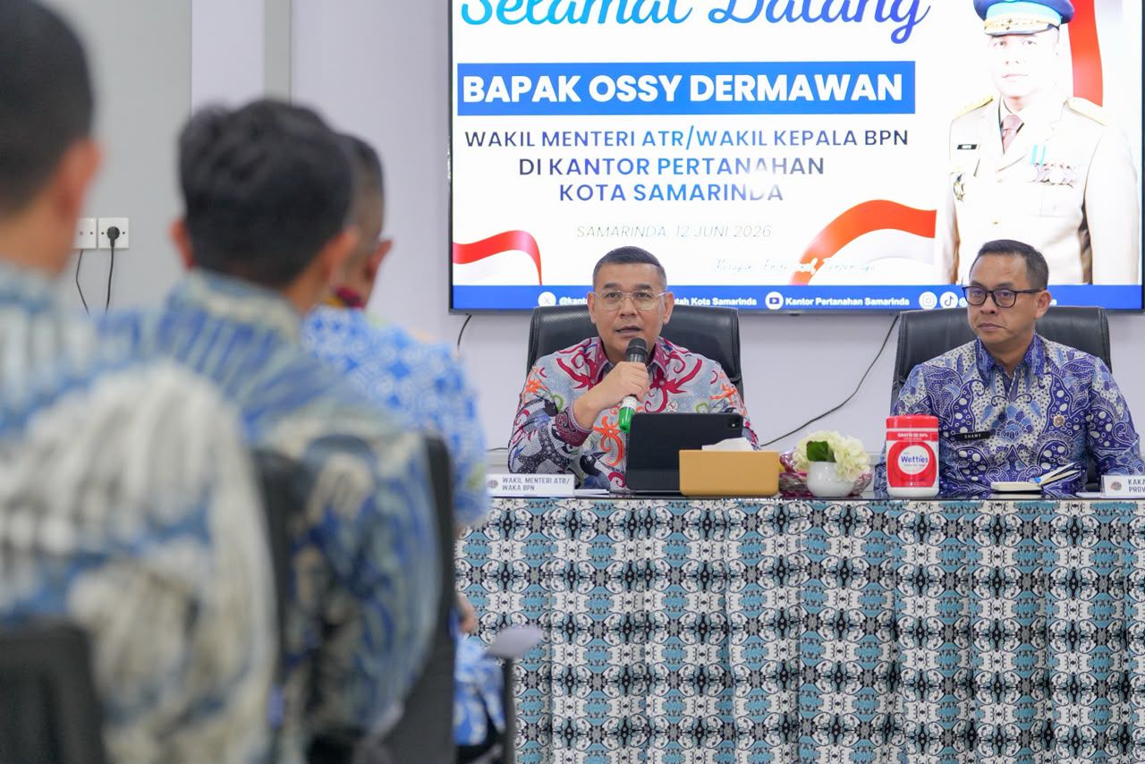 Ossy Dermawan menegaskan pentingnya peran seluruh jajaran Kantor Wilayah (Kanwil) Kementerian Agraria dan Tata Ruang/Badan Pertanahan Nasional Provinsi Kalimantan Timur dalam mendukung pembangunan serta investasi di daerah tersebut, khususnya di sektor pertanahan dan tata ruang. Ia menekankan bahwa sinergi dan kinerja yang optimal dari BPN daerah menjadi kunci dalam memperlancar agenda pembangunan di Kalimantan Timur. Foto: ATR/BPN
