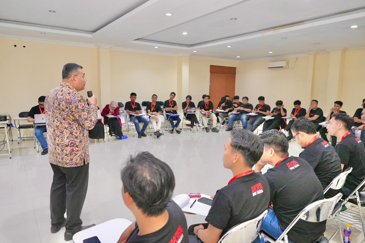 Wakil Menteri Agraria dan Tata Ruang/Wakil Kepala Badan Pertanahan Nasional (Wamen ATR/Waka BPN), Ossy Dermawan, menjadi pembicara dalam kegiatan Akademi Politik yang diselenggarakan oleh Ikatan Mahasiswa Muhammadiyah Universitas Muhammadiyah Jakarta (UMJ), di Universitas Muhammadiyah Jakarta, Sabtu (13/06/2026). Dalam kesempatan tersebut, Wamen Ossy berbagi pandangan mengenai kepemimpinan, kebijakan publik, serta peran generasi muda dalam pembangunan bangsa. Foto:ATR/BPN