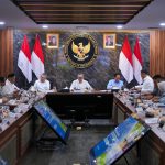 “Wakil Menteri ATR/Wakil Kepala BPN menyampaikan perkembangan terbaru mengenai perizinan pemanfaatan ruang dalam Rakortas yang dipimpin Menko Bidang Pangan, Zulkifli Hasan. Foto: ATR/BPN.”
