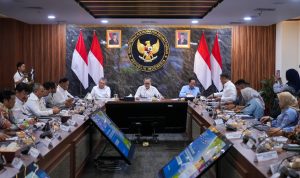“Wakil Menteri ATR/Wakil Kepala BPN menyampaikan perkembangan terbaru mengenai perizinan pemanfaatan ruang dalam Rakortas yang dipimpin Menko Bidang Pangan, Zulkifli Hasan. Foto: ATR/BPN.”