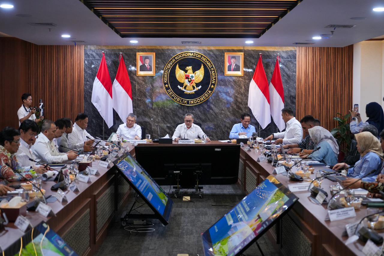 “Wakil Menteri ATR/Wakil Kepala BPN menyampaikan perkembangan terbaru mengenai perizinan pemanfaatan ruang dalam Rakortas yang dipimpin Menko Bidang Pangan, Zulkifli Hasan. Foto: ATR/BPN.”