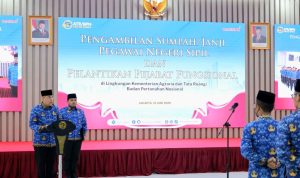 Wakil Menteri Agraria dan Tata Ruang/Wakil Kepala Badan Pertanahan Nasional (Wamen ATR/Waka BPN), Ossy Dermawan, mengambil sumpah/janji 1.322 Pegawai Negeri Sipil (PNS) baru sekaligus melantik 212 Pejabat Fungsional (Jabfung) di Aula Prona Kementerian ATR/BPN, Jakarta, Rabu (10/06/2026). (Foto: ATR/BPN)