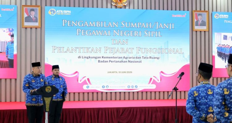 Wakil Menteri Agraria dan Tata Ruang/Wakil Kepala Badan Pertanahan Nasional (Wamen ATR/Waka BPN), Ossy Dermawan, mengambil sumpah/janji 1.322 Pegawai Negeri Sipil (PNS) baru sekaligus melantik 212 Pejabat Fungsional (Jabfung) di Aula Prona Kementerian ATR/BPN, Jakarta, Rabu (10/06/2026). (Foto: ATR/BPN)