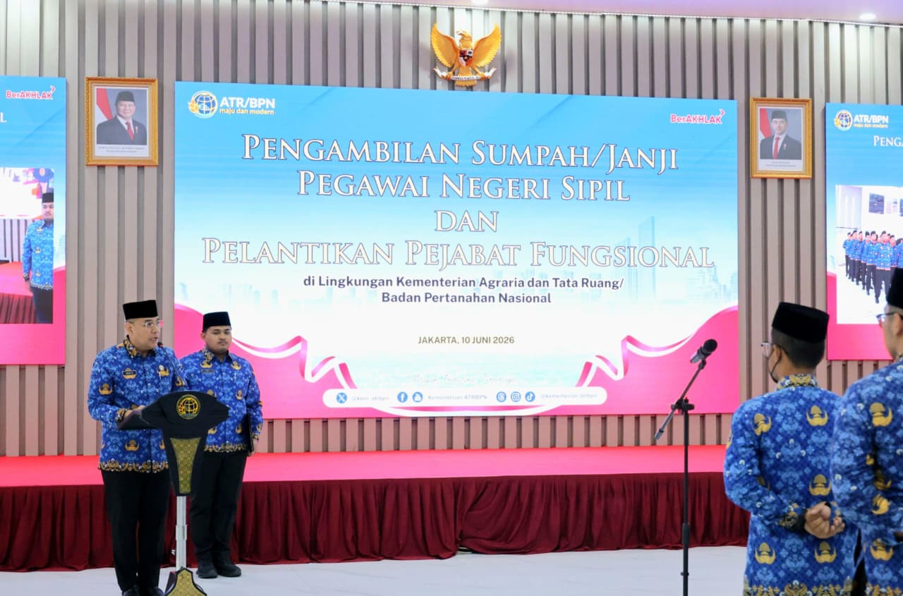 Wakil Menteri Agraria dan Tata Ruang/Wakil Kepala Badan Pertanahan Nasional (Wamen ATR/Waka BPN), Ossy Dermawan, mengambil sumpah/janji 1.322 Pegawai Negeri Sipil (PNS) baru sekaligus melantik 212 Pejabat Fungsional (Jabfung) di Aula Prona Kementerian ATR/BPN, Jakarta, Rabu (10/06/2026). (Foto: ATR/BPN)