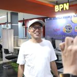 Seorang warga yang juga pensiunan Pegawai Negeri Sipil (PNS), mencari informasi terkait pengurusan pertanahan melalui layanan Kementerian Agraria dan Tata Ruang/Badan Pertanahan Nasional (ATR/BPN) di Mal Pelayanan Publik PGC, Jakarta. Kehadiran layanan ini memudahkan masyarakat dalam memperoleh informasi dan mengakses berbagai layanan pertanahan secara lebih cepat dan transparan. Foto: ATR/BPN.