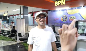 Seorang warga yang juga pensiunan Pegawai Negeri Sipil (PNS), mencari informasi terkait pengurusan pertanahan melalui layanan Kementerian Agraria dan Tata Ruang/Badan Pertanahan Nasional (ATR/BPN) di Mal Pelayanan Publik PGC, Jakarta. Kehadiran layanan ini memudahkan masyarakat dalam memperoleh informasi dan mengakses berbagai layanan pertanahan secara lebih cepat dan transparan. Foto: ATR/BPN.