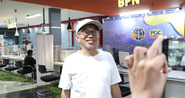 Seorang warga yang juga pensiunan Pegawai Negeri Sipil (PNS), mencari informasi terkait pengurusan pertanahan melalui layanan Kementerian Agraria dan Tata Ruang/Badan Pertanahan Nasional (ATR/BPN) di Mal Pelayanan Publik PGC, Jakarta. Kehadiran layanan ini memudahkan masyarakat dalam memperoleh informasi dan mengakses berbagai layanan pertanahan secara lebih cepat dan transparan. Foto: ATR/BPN.