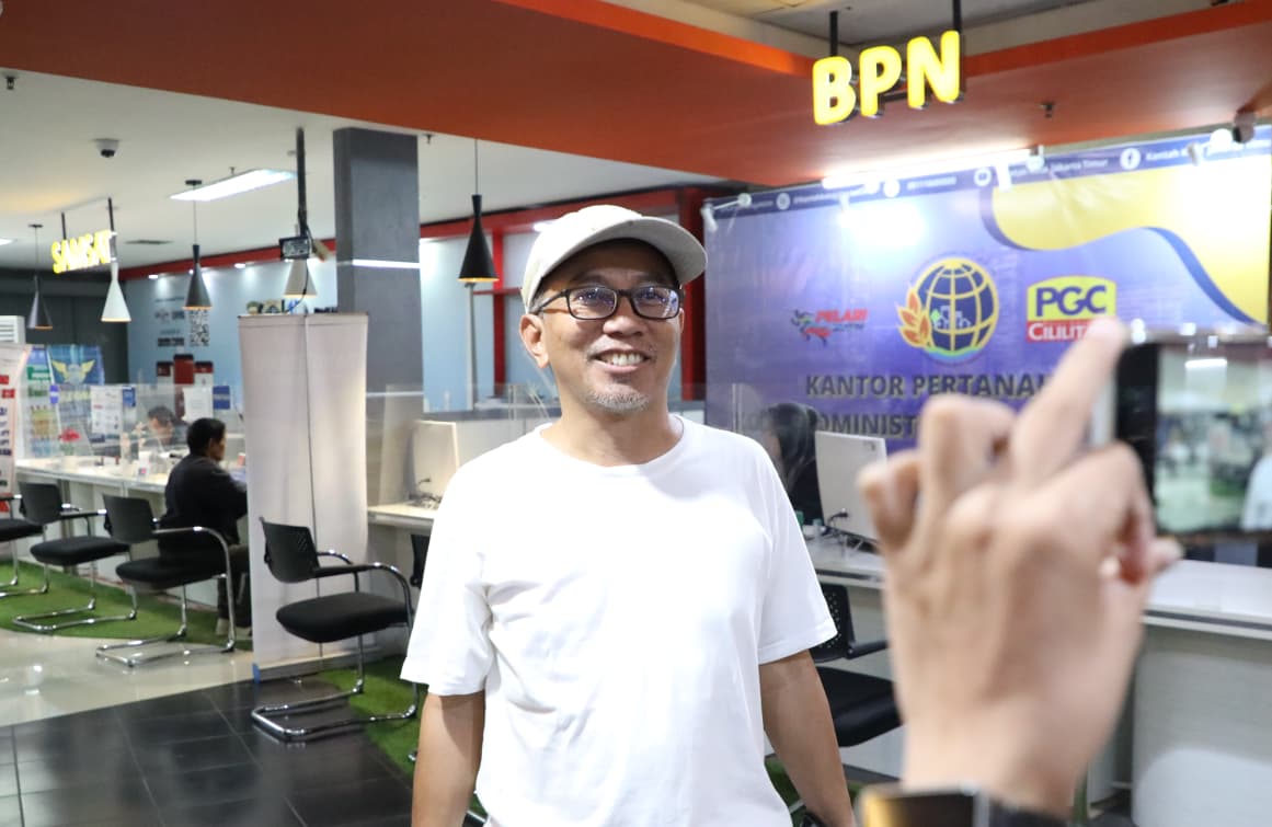 Seorang warga yang juga pensiunan Pegawai Negeri Sipil (PNS), mencari informasi terkait pengurusan pertanahan melalui layanan Kementerian Agraria dan Tata Ruang/Badan Pertanahan Nasional (ATR/BPN) di Mal Pelayanan Publik PGC, Jakarta. Kehadiran layanan ini memudahkan masyarakat dalam memperoleh informasi dan mengakses berbagai layanan pertanahan secara lebih cepat dan transparan. Foto: ATR/BPN.