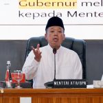 Menteri Agraria dan Tata Ruang/Kepala Badan Pertanahan Nasional, Nusron Wahid, bersama Menteri Dalam Negeri, Muhammad Tito Karnavian, menandatangani Surat Edaran Bersama tentang Pengintegrasian Lahan Pertanian Pangan Berkelanjutan (LP2B) ke dalam RTRW dan/atau RDTR Kabupaten/Kota di Gedung Sasana Bhakti Praja, Jakarta, Jumat (19/06/2026). Kebijakan ini diterbitkan untuk mempercepat integrasi LP2B ke dalam dokumen tata ruang daerah guna mendukung perlindungan lahan pertanian sekaligus menjaga fleksibilitas pembangunan. Foto: ATR/BPN.
