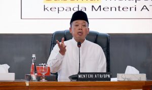 Menteri Agraria dan Tata Ruang/Kepala Badan Pertanahan Nasional, Nusron Wahid, bersama Menteri Dalam Negeri, Muhammad Tito Karnavian, menandatangani Surat Edaran Bersama tentang Pengintegrasian Lahan Pertanian Pangan Berkelanjutan (LP2B) ke dalam RTRW dan/atau RDTR Kabupaten/Kota di Gedung Sasana Bhakti Praja, Jakarta, Jumat (19/06/2026). Kebijakan ini diterbitkan untuk mempercepat integrasi LP2B ke dalam dokumen tata ruang daerah guna mendukung perlindungan lahan pertanian sekaligus menjaga fleksibilitas pembangunan. Foto: ATR/BPN.