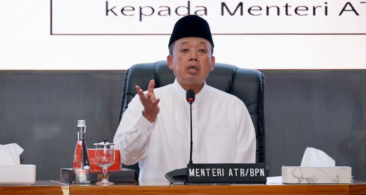 Menteri Agraria dan Tata Ruang/Kepala Badan Pertanahan Nasional, Nusron Wahid, bersama Menteri Dalam Negeri, Muhammad Tito Karnavian, menandatangani Surat Edaran Bersama tentang Pengintegrasian Lahan Pertanian Pangan Berkelanjutan (LP2B) ke dalam RTRW dan/atau RDTR Kabupaten/Kota di Gedung Sasana Bhakti Praja, Jakarta, Jumat (19/06/2026). Kebijakan ini diterbitkan untuk mempercepat integrasi LP2B ke dalam dokumen tata ruang daerah guna mendukung perlindungan lahan pertanian sekaligus menjaga fleksibilitas pembangunan. Foto: ATR/BPN.
