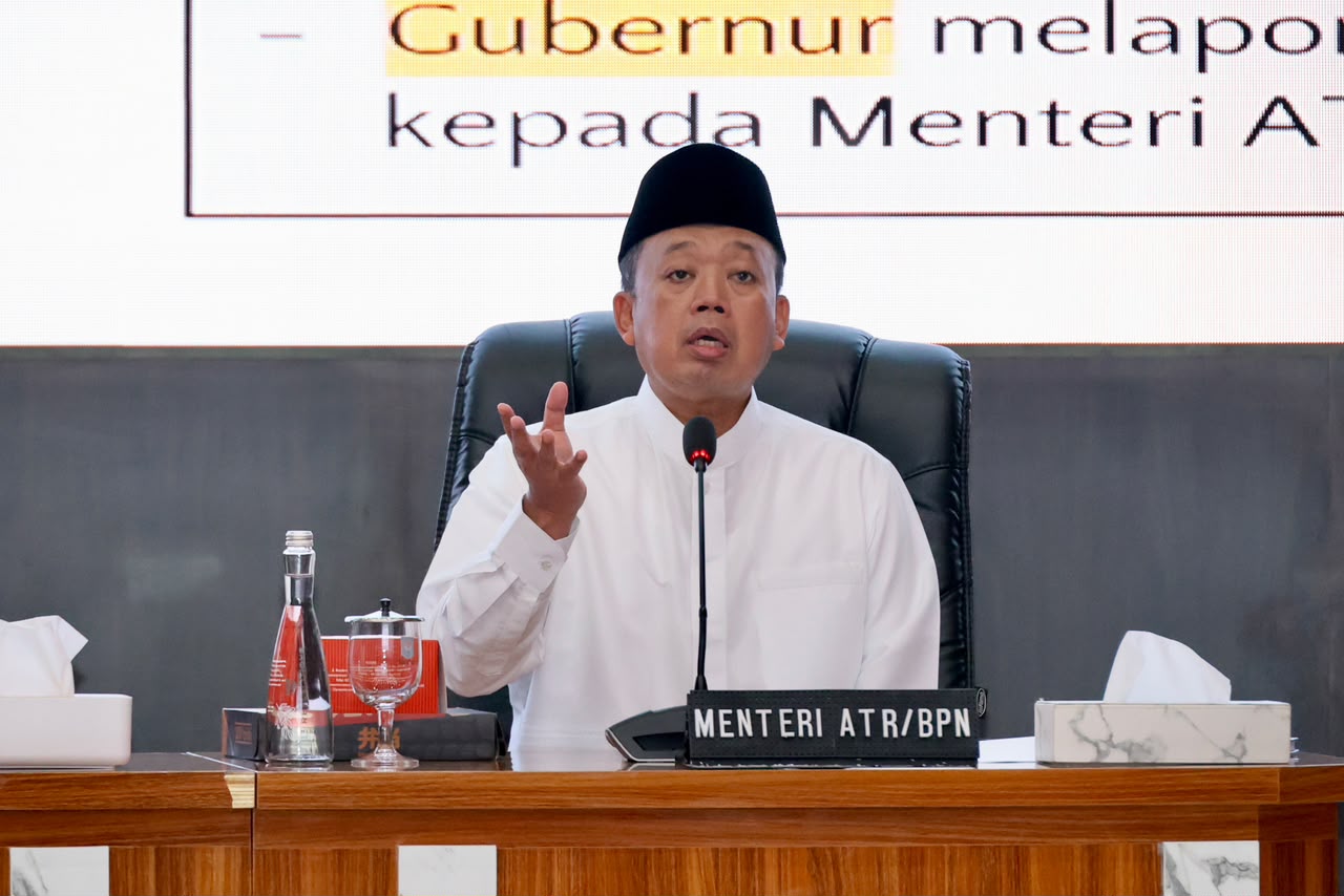 Menteri Agraria dan Tata Ruang/Kepala Badan Pertanahan Nasional, Nusron Wahid, bersama Menteri Dalam Negeri, Muhammad Tito Karnavian, menandatangani Surat Edaran Bersama tentang Pengintegrasian Lahan Pertanian Pangan Berkelanjutan (LP2B) ke dalam RTRW dan/atau RDTR Kabupaten/Kota di Gedung Sasana Bhakti Praja, Jakarta, Jumat (19/06/2026). Kebijakan ini diterbitkan untuk mempercepat integrasi LP2B ke dalam dokumen tata ruang daerah guna mendukung perlindungan lahan pertanian sekaligus menjaga fleksibilitas pembangunan. Foto: ATR/BPN.
