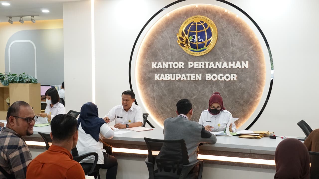 Masyarakat yang telah beralih menggunakan Sertipikat Elektronik mulai merasakan manfaat transformasi digital layanan pertanahan. Selain mempermudah akses dan pengurusan layanan, digitalisasi dokumen pertanahan dinilai memberikan rasa aman yang lebih baik serta kemudahan bagi pemilik tanah dalam menyimpan dan mengakses dokumen pertanahan mereka. Foto: ATR/BPN.