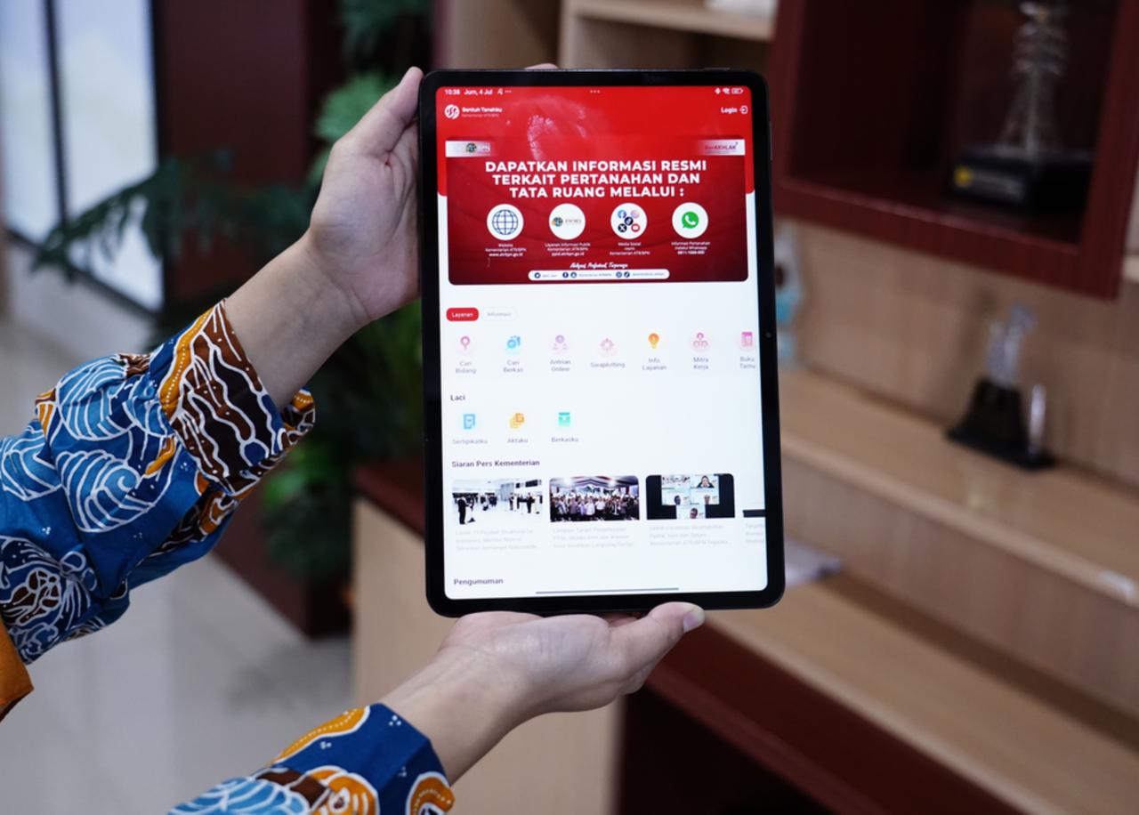 Fitur berbagi akses sertipikat pada aplikasi Sentuh Tanahku memudahkan pemilik tanah untuk memberikan akses informasi bidang tanah kepada calon pembeli secara digital, sehingga proses pengecekan data sebelum transaksi menjadi lebih mudah, aman, dan transparan. Foto: ATR/BPN.