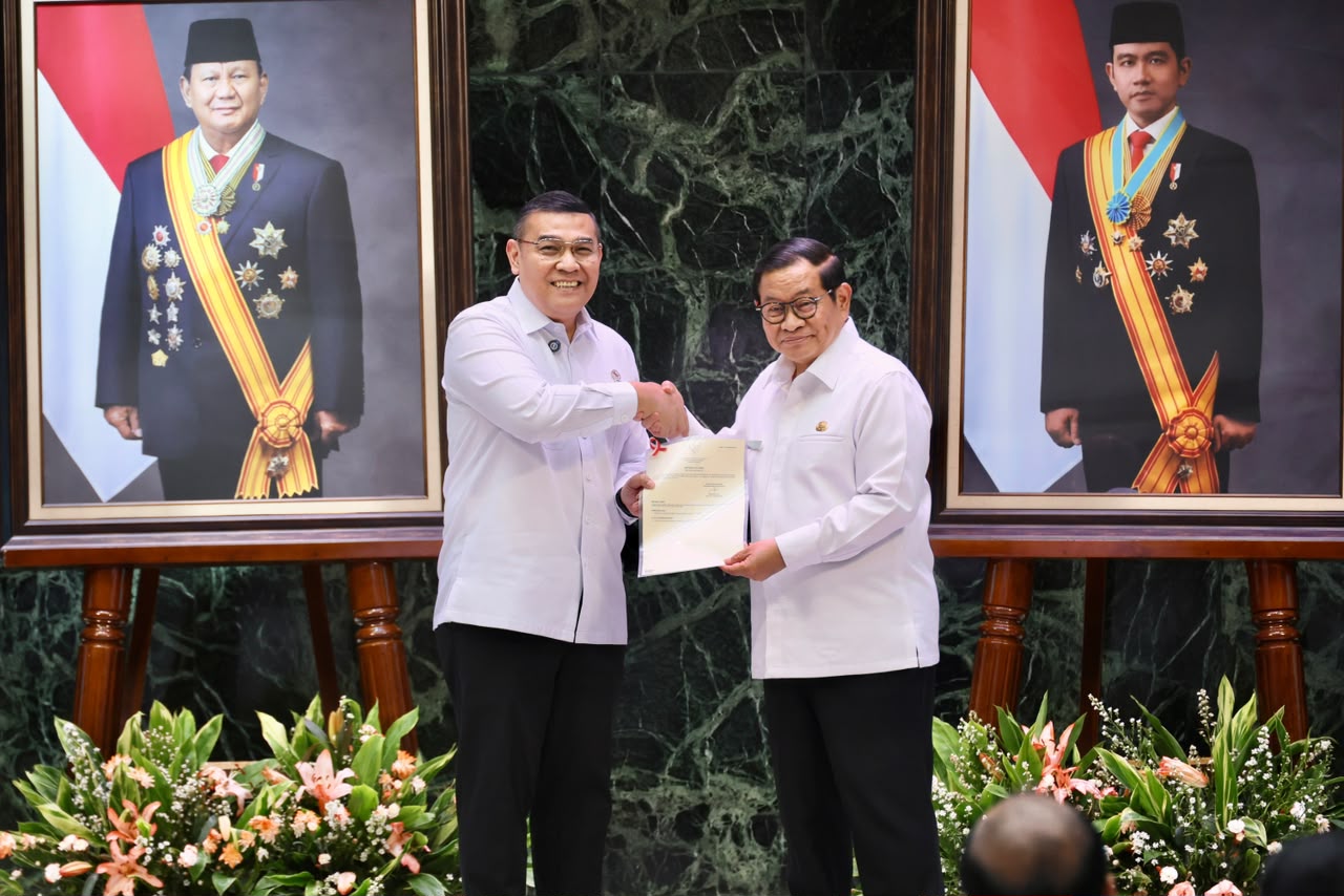 Wakil Menteri Agraria dan Tata Ruang/Wakil Kepala Badan Pertanahan Nasional, Ossy Dermawan, menyerahkan Sertipikat Hak Pakai atas nama Pemerintah Provinsi DKI Jakarta kepada Gubernur DKI Jakarta, Pramono Anung Wibowo, di Balai Agung, Jakarta, Rabu (24/6/2026). Penyerahan 499 sertipikat aset Pemprov DKI Jakarta tersebut bertepatan dengan peringatan HUT ke-499 DKI Jakarta sebagai bagian dari upaya memperkuat kepastian hukum dan tata kelola aset daerah. Foto: ATR/BPN.
