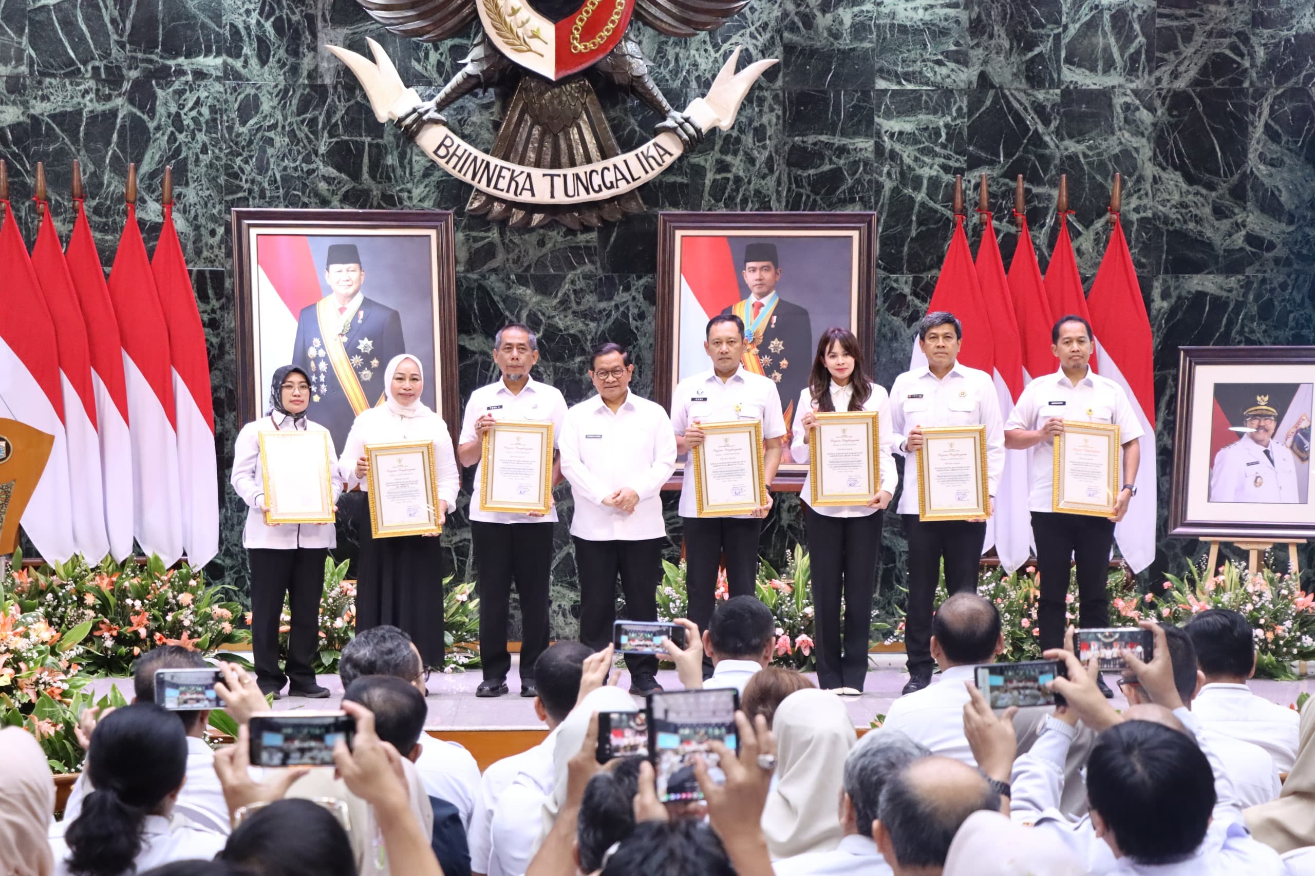 Gubernur DKI Jakarta, Pramono Anung Wibowo memberikan penghargaan kepada Kementerian ATR/BPN dalam acara penyerahan 499 sertipikat aset milik Pemerintah Provinsi DKI Jakarta di Balai Agung, Jakarta, Rabu (24/6/2026). Penghargaan tersebut merupakan bentuk apresiasi atas percepatan pengamanan aset tanah Pemprov DKI Jakarta melalui penerbitan Sertipikat Hak Pakai. Foto: ATR/BPN.