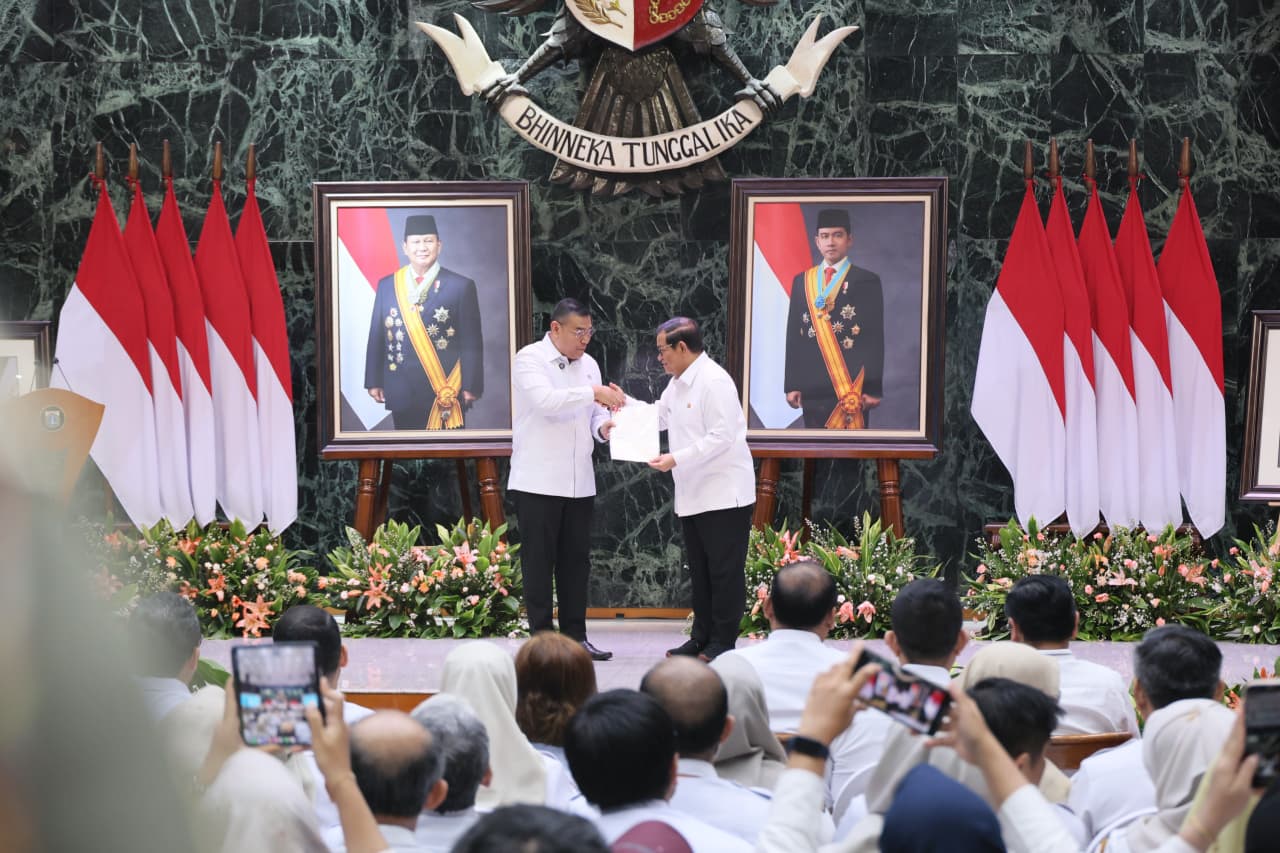 Wakil Menteri Agraria dan Tata Ruang/Wakil Kepala Badan Pertanahan Nasional (Wamen ATR/Waka BPN), Ossy Dermawan, mengapresiasi capaian sertipikasi tanah di Provinsi DKI Jakarta yang telah mencapai 98,6 persen. Capaian tersebut menjadi salah satu yang tertinggi di Indonesia dan dinilai dapat menjadi contoh bagi daerah lain dalam mewujudkan tertib administrasi pertanahan. Foto: ATR/BPN.