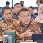 Wakil Menteri Agraria dan Tata Ruang/Wakil Kepala Badan Pertanahan Nasional (Wamen ATR/Waka BPN), Ossy Dermawan, menghadiri Rapat Koordinasi Tingkat Menteri mengenai Penguatan Tata Kelola Ekosistem Kebandarudaraan yang dipimpin Menteri Koordinator Bidang Infrastruktur dan Pembangunan Kewilayahan, Agus Harimurti Yudhoyono (AHY), di Jakarta, Kamis (25/6/2026). Dalam rakor tersebut, Wamen Ossy menegaskan komitmen Kementerian ATR/BPN mendukung penguatan tata kelola kebandarudaraan nasional melalui sektor pertanahan dan tata ruang. Foto: ATR/BPN.