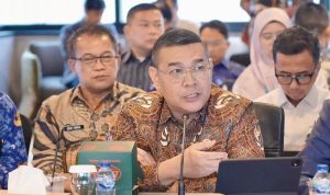 Wakil Menteri Agraria dan Tata Ruang/Wakil Kepala Badan Pertanahan Nasional (Wamen ATR/Waka BPN), Ossy Dermawan, menghadiri Rapat Koordinasi Tingkat Menteri mengenai Penguatan Tata Kelola Ekosistem Kebandarudaraan yang dipimpin Menteri Koordinator Bidang Infrastruktur dan Pembangunan Kewilayahan, Agus Harimurti Yudhoyono (AHY), di Jakarta, Kamis (25/6/2026). Dalam rakor tersebut, Wamen Ossy menegaskan komitmen Kementerian ATR/BPN mendukung penguatan tata kelola kebandarudaraan nasional melalui sektor pertanahan dan tata ruang. Foto: ATR/BPN.