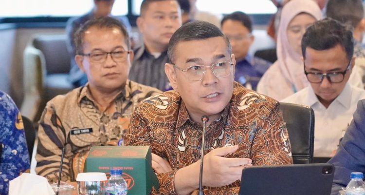 Wakil Menteri Agraria dan Tata Ruang/Wakil Kepala Badan Pertanahan Nasional (Wamen ATR/Waka BPN), Ossy Dermawan, menghadiri Rapat Koordinasi Tingkat Menteri mengenai Penguatan Tata Kelola Ekosistem Kebandarudaraan yang dipimpin Menteri Koordinator Bidang Infrastruktur dan Pembangunan Kewilayahan, Agus Harimurti Yudhoyono (AHY), di Jakarta, Kamis (25/6/2026). Dalam rakor tersebut, Wamen Ossy menegaskan komitmen Kementerian ATR/BPN mendukung penguatan tata kelola kebandarudaraan nasional melalui sektor pertanahan dan tata ruang. Foto: ATR/BPN.