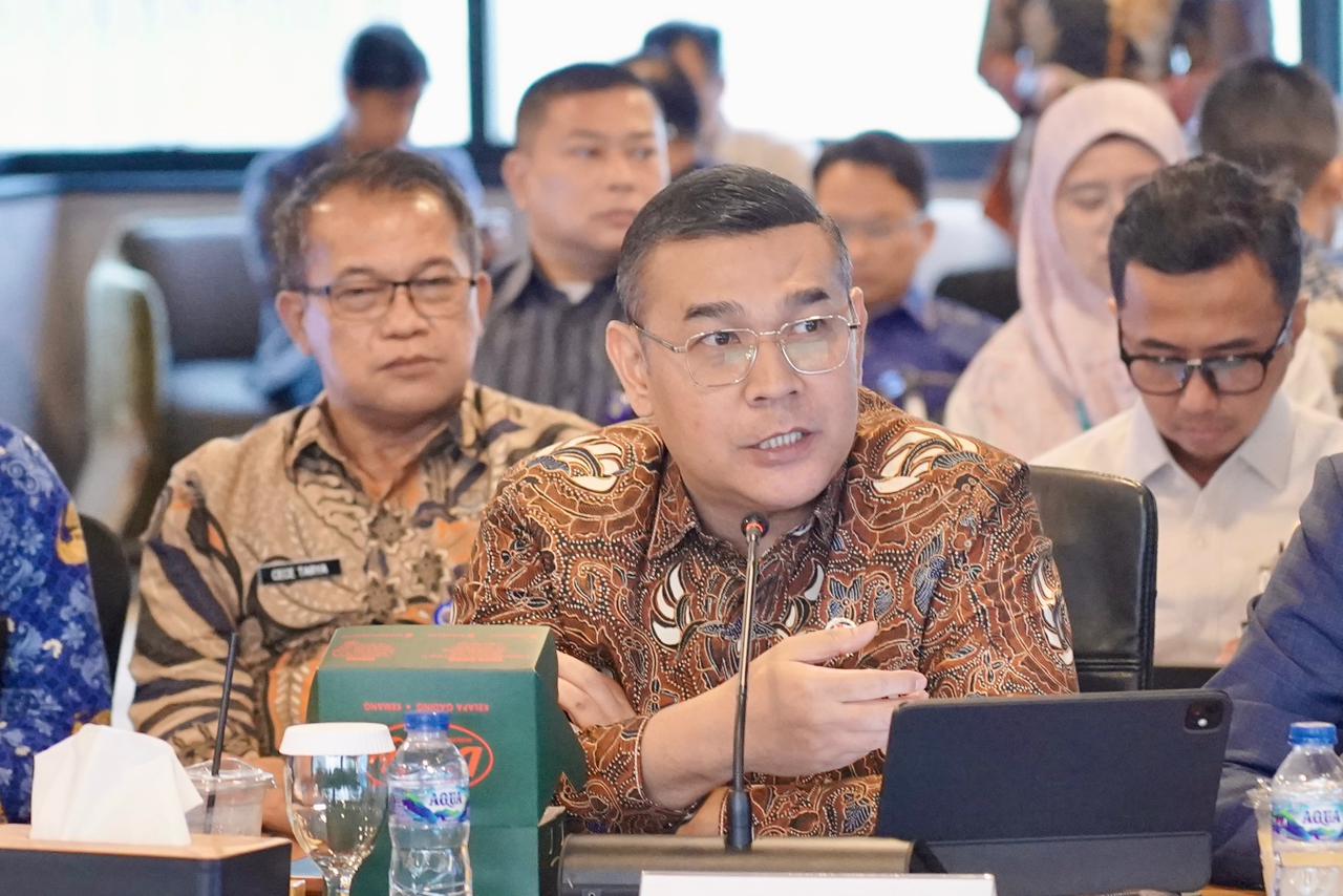 Wakil Menteri Agraria dan Tata Ruang/Wakil Kepala Badan Pertanahan Nasional (Wamen ATR/Waka BPN), Ossy Dermawan, menghadiri Rapat Koordinasi Tingkat Menteri mengenai Penguatan Tata Kelola Ekosistem Kebandarudaraan yang dipimpin Menteri Koordinator Bidang Infrastruktur dan Pembangunan Kewilayahan, Agus Harimurti Yudhoyono (AHY), di Jakarta, Kamis (25/6/2026). Dalam rakor tersebut, Wamen Ossy menegaskan komitmen Kementerian ATR/BPN mendukung penguatan tata kelola kebandarudaraan nasional melalui sektor pertanahan dan tata ruang. Foto: ATR/BPN.