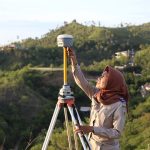 Petugas ukur Kementerian Agraria dan Tata Ruang/Badan Pertanahan Nasional (ATR/BPN) melakukan pengukuran bidang tanah menggunakan teknologi Global Positioning System (GPS) metode Real Time Kinematic (RTK). Teknologi ini menghasilkan pengukuran yang lebih akurat sehingga perbedaan luas antara alas hak lama dan sertipikat dapat dijelaskan berdasarkan perkembangan metode pengukuran. Foto: ATR/BPN.
