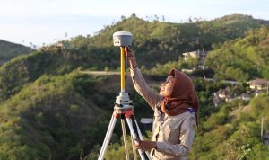 Petugas ukur Kementerian Agraria dan Tata Ruang/Badan Pertanahan Nasional (ATR/BPN) melakukan pengukuran bidang tanah menggunakan teknologi Global Positioning System (GPS) metode Real Time Kinematic (RTK). Teknologi ini menghasilkan pengukuran yang lebih akurat sehingga perbedaan luas antara alas hak lama dan sertipikat dapat dijelaskan berdasarkan perkembangan metode pengukuran. Foto: ATR/BPN.