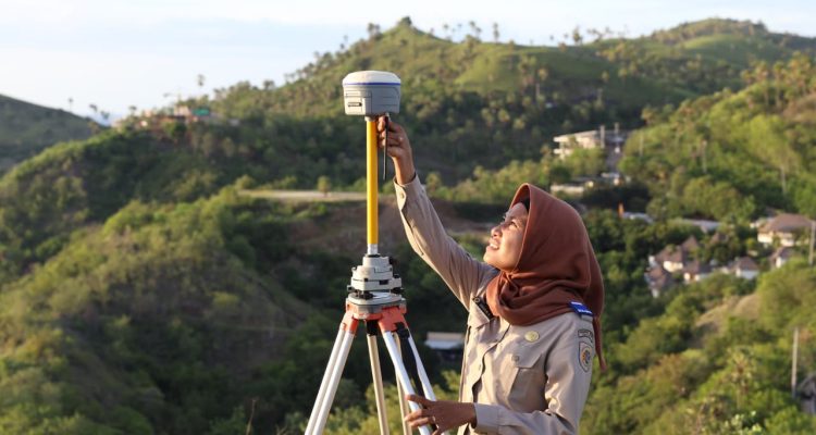 Petugas ukur Kementerian Agraria dan Tata Ruang/Badan Pertanahan Nasional (ATR/BPN) melakukan pengukuran bidang tanah menggunakan teknologi Global Positioning System (GPS) metode Real Time Kinematic (RTK). Teknologi ini menghasilkan pengukuran yang lebih akurat sehingga perbedaan luas antara alas hak lama dan sertipikat dapat dijelaskan berdasarkan perkembangan metode pengukuran. Foto: ATR/BPN.