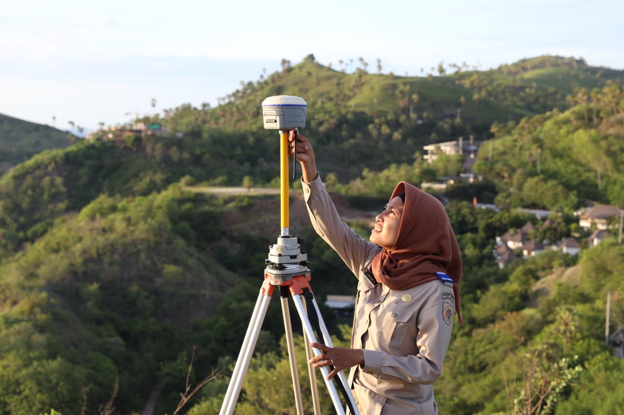 Petugas ukur Kementerian Agraria dan Tata Ruang/Badan Pertanahan Nasional (ATR/BPN) melakukan pengukuran bidang tanah menggunakan teknologi Global Positioning System (GPS) metode Real Time Kinematic (RTK). Teknologi ini menghasilkan pengukuran yang lebih akurat sehingga perbedaan luas antara alas hak lama dan sertipikat dapat dijelaskan berdasarkan perkembangan metode pengukuran. Foto: ATR/BPN.