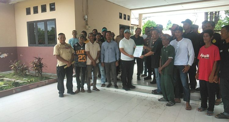 Suasana Konsultasi Publik Analisis Mengenai Dampak Lingkungan (AMDAL) yang digelar PT Barokah Baswara Abadi di Hotel Balai View, Tanjung Balai Karimun, Kamis pekan lalu. Kegiatan yang berlangsung di ruang ber-AC tersebut menjadi sorotan karena dinilai jauh dari kehidupan para nelayan di Kecamatan Buru yang menggantungkan mata pencaharian pada perairan Pulau Buru dan terdampak langsung oleh rencana aktivitas tambang. (Foto: Potensi.News).