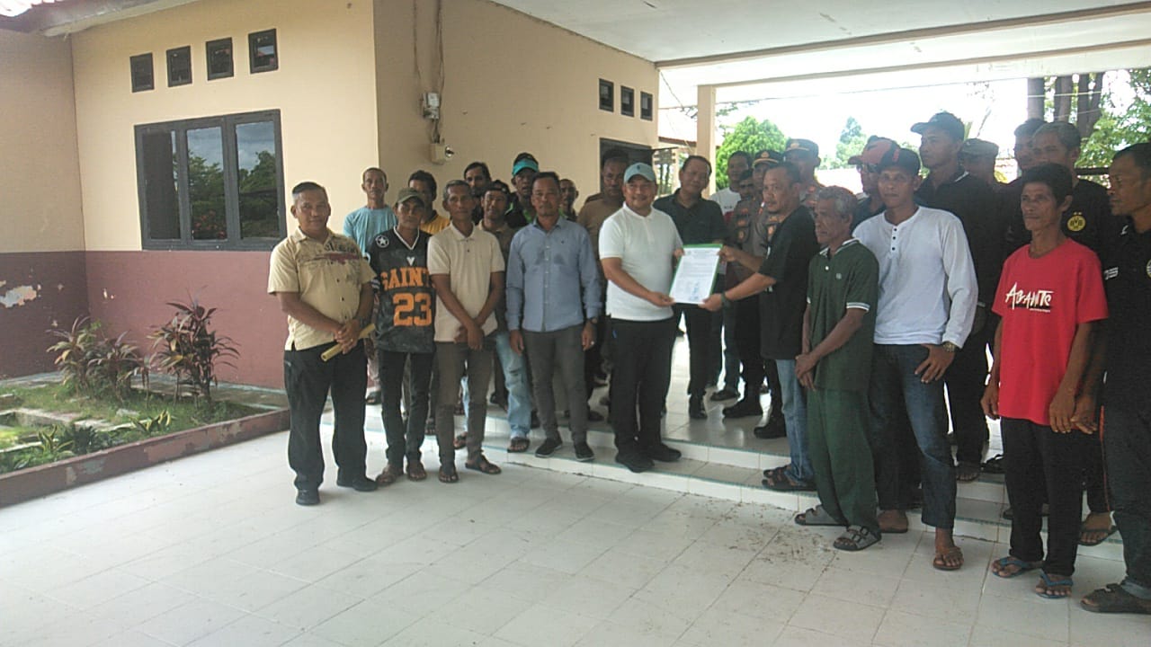 Suasana Konsultasi Publik Analisis Mengenai Dampak Lingkungan (AMDAL) yang digelar PT Barokah Baswara Abadi di Hotel Balai View, Tanjung Balai Karimun, Kamis pekan lalu. Kegiatan yang berlangsung di ruang ber-AC tersebut menjadi sorotan karena dinilai jauh dari kehidupan para nelayan di Kecamatan Buru yang menggantungkan mata pencaharian pada perairan Pulau Buru dan terdampak langsung oleh rencana aktivitas tambang. (Foto: Potensi.News).