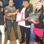 Ketua DPD GRIB Jaya (Gerakan Rakyat Indonesia Bersatu Jaya) Provinsi Kepulauan Riau (Kepri), Junaid Eddy, resmi menyerahkan Surat Keputusan (SK) kepada Ari Friandi Barus sebagai Ketua DPC GRIB Jaya Kabupaten Bintan. Penyerahan SK tersebut menjadi tanda resmi dipercayakannya kepemimpinan DPC GRIB Jaya Bintan kepada Ari Friandi Barus untuk menjalankan roda organisasi serta membangun struktur kepengurusan di tingkat cabang. (F/Potensi.News/Jtk)