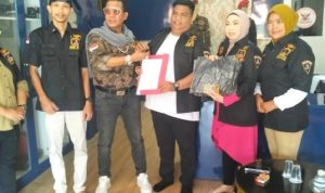 Ketua DPD GRIB Jaya (Gerakan Rakyat Indonesia Bersatu Jaya) Provinsi Kepulauan Riau (Kepri), Junaid Eddy, resmi menyerahkan Surat Keputusan (SK) kepada Ari Friandi Barus sebagai Ketua DPC GRIB Jaya Kabupaten Bintan. Penyerahan SK tersebut menjadi tanda resmi dipercayakannya kepemimpinan DPC GRIB Jaya Bintan kepada Ari Friandi Barus untuk menjalankan roda organisasi serta membangun struktur kepengurusan di tingkat cabang. (F/Potensi.News/Jtk) Ketua DPD GRIB Jaya (Gerakan Rakyat Indonesia Bersatu Jaya) Provinsi Kepulauan Riau (Kepri), Junaid Eddy, resmi menyerahkan Surat Keputusan (SK) kepada Ari Friandi Barus sebagai Ketua DPC GRIB Jaya Kabupaten Bintan. Penyerahan SK tersebut menjadi tanda resmi dipercayakannya kepemimpinan DPC GRIB Jaya Bintan kepada Ari Friandi Barus untuk menjalankan roda organisasi serta membangun struktur kepengurusan di tingkat cabang. (F/Potensi.News/Jtk)
