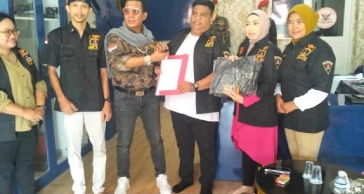 Ketua DPD GRIB Jaya (Gerakan Rakyat Indonesia Bersatu Jaya) Provinsi Kepulauan Riau (Kepri), Junaid Eddy, resmi menyerahkan Surat Keputusan (SK) kepada Ari Friandi Barus sebagai Ketua DPC GRIB Jaya Kabupaten Bintan. Penyerahan SK tersebut menjadi tanda resmi dipercayakannya kepemimpinan DPC GRIB Jaya Bintan kepada Ari Friandi Barus untuk menjalankan roda organisasi serta membangun struktur kepengurusan di tingkat cabang. (F/Potensi.News/Jtk)