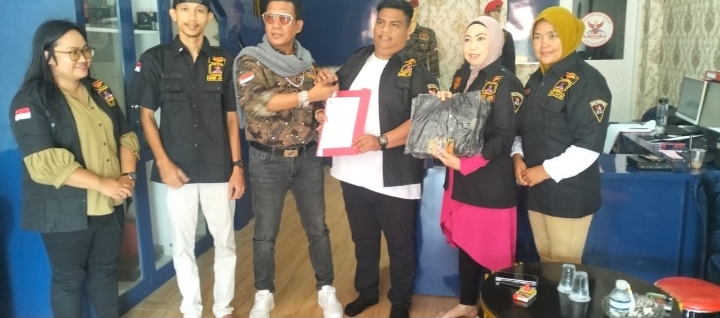 Ketua DPD GRIB Jaya (Gerakan Rakyat Indonesia Bersatu Jaya) Provinsi Kepulauan Riau (Kepri), Junaid Eddy, resmi menyerahkan Surat Keputusan (SK) kepada Ari Friandi Barus sebagai Ketua DPC GRIB Jaya Kabupaten Bintan. Penyerahan SK tersebut menjadi tanda resmi dipercayakannya kepemimpinan DPC GRIB Jaya Bintan kepada Ari Friandi Barus untuk menjalankan roda organisasi serta membangun struktur kepengurusan di tingkat cabang. (F/Potensi.News/Jtk)