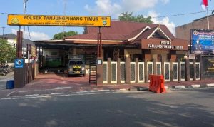 Tampak depan Kantor Polsek Tanjungpinang Timur yang berlokasi di Jalan Adi Sucipto, Komplek Bintan Center Km IX, Kelurahan Air Raja, Kecamatan Tanjungpinang Timur, Kota Tanjungpinang, Kepulauan Riau. (F/Potensi.News)